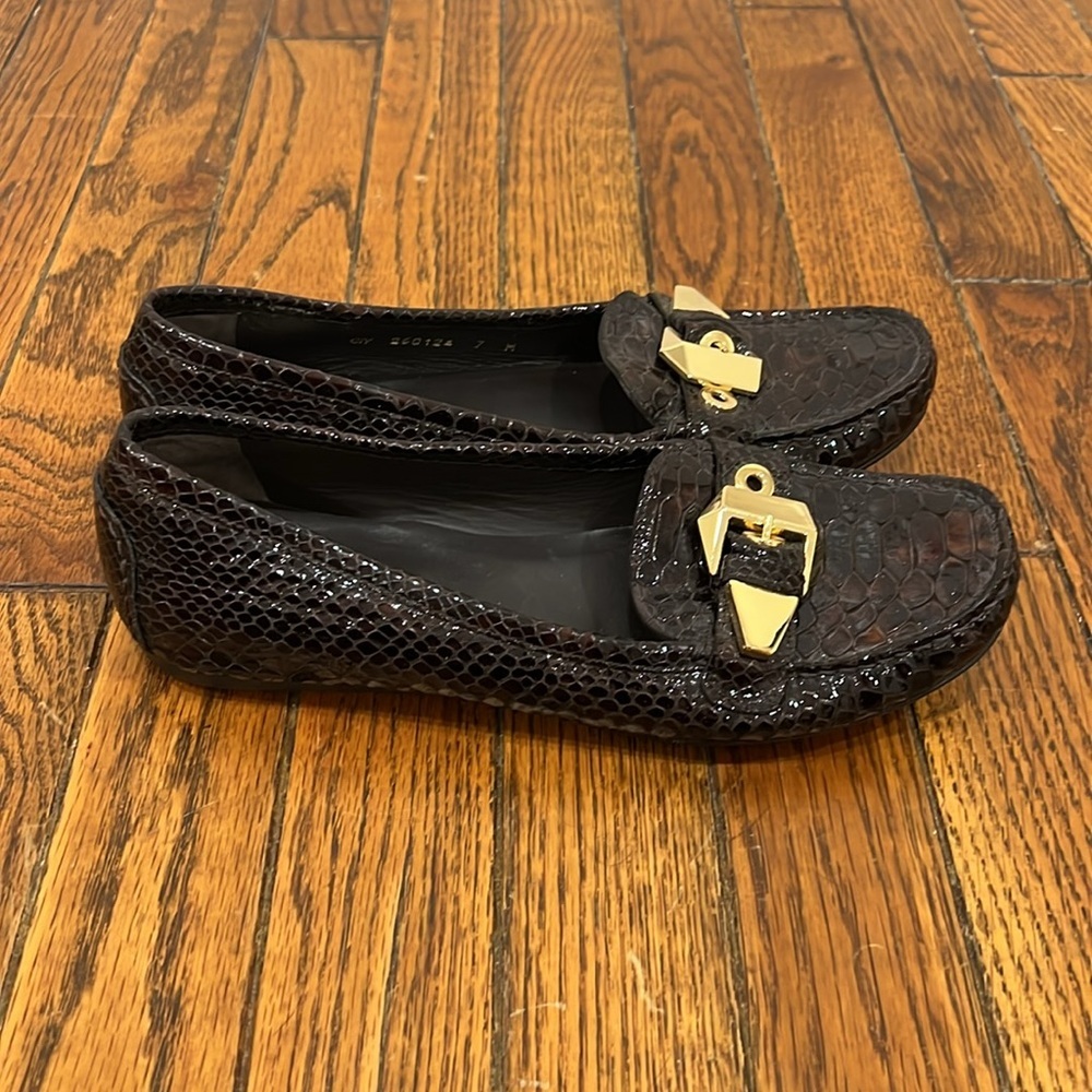 STUART WEITZMAN Crocodile Patent Leather Gold Mary Jane Buckle Loafers Size 7M - Picture 3 of 12